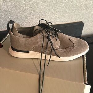 Men’s 9.5 shoe